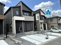 全3区画の新築戸建が新登場です。 シンプルでいつまでも飽きのこないデザインが周囲の環境に調和し、どんなご家族にもフィットするデザインです。