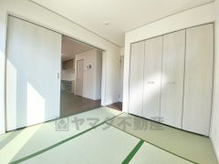 5帖。リビング隣には、ホッとできる和室を用意。客間としてはもちろん、お子様のお昼寝スペースや書斎としても活躍してくれそうです＾＾