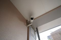 防犯カメラ付き。マンション内のトラブル・犯罪の抑止効果があり、防犯性アップ。