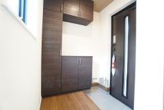 採光も考えられた明るい玄関です。たっぷり収納できるシューズボックス付きなので、家族全員の靴がきれいに整頓できます。