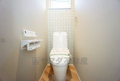 1階2階の2ヶ所にトイレがありますので、忙しい朝にも家族に気を使わず、ゆとりが生まれますね＾＾ 小窓付きで換気する時に便利です＾＾