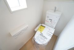温水洗浄機付トイレです。節水機能もあるので、安心して使えますね。もちろん、1階2階の2ヶ所にトイレがあるので、忙しい朝にもゆとりができますね。