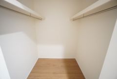 寝室にはハンガーパイプ付きのウォークインクローゼットが設けられています。たっぷり収納できるので衣替えの心配もいりませんね＾＾