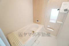 1日の疲れを癒すくつろぎのバスルーム。足を伸ばしてもゆったりと入れるサイズです。お子様と一緒にお風呂に入っても狭くないですね＾＾