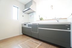 対面式キッチンなのでリビングにいるご家族とコミュニケーションを取りながら洗い物や、お料理が楽しめそうですね＾＾