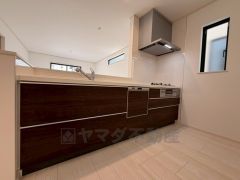 対面式キッチンなのでリビングにいるご家族とコミュニケーションを取りながら洗い物や、お料理が楽しめそうですね＾＾