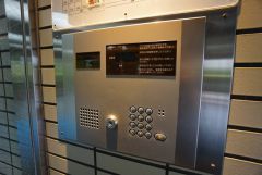 エントランスはオートロックを採用＾＾ 来訪者を確認できる安心のセキュリティ仕様で、お子さん1人での留守番時にも活躍しそうです＾＾