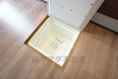 キッチンに床下収納があります。長期保存ができるもの、調理器具、防災グッズを入れておくのもいいですね。