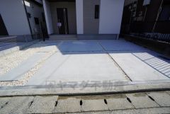 駐車スペースは並列3台分（軽含む）確保＾＾ マイカー用に、お客さま用に、余裕を持ってご利用いただけます。 