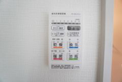 雨の日の洗濯も安心できる浴室暖房乾燥機付き浴室。リモコンで操作もボタン1つで簡単です。
