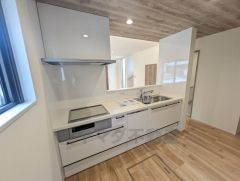 対面式キッチンなのでリビングにいるご家族とコミュニケーションを取りながら洗い物や、お料理が楽しめそうですね＾＾