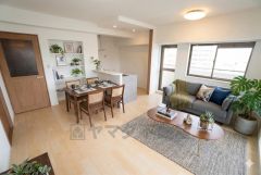 家族が集まる開放的なリビング。思い思いの時間を過ごしたり食事をしたり、素敵な団らんの場になりますね。家具はCGによるイメージ画像