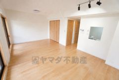 大きな掃き出し窓のあるリビングは、陽光あふれる明るい空間です。ゆったりと寛げる憩いの場となりそうです。