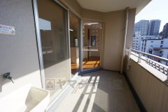 南向きで陽当たりの良いバルコニーです。お洗濯やお布団干しはもちろん、日光浴スペースにも＾＾東側にもバルコニーあり。2面バルコニーで陽当たり・風通し良好です＾＾ 