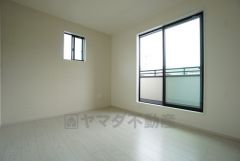 主寝室としてお使いいただけそうなこちらのお部屋は、日当たりが良く、爽やかな風を感じて起きる朝は、快適生活の始まりに。