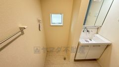 ランドリースペース上部には窓も付いており換気に便利です＾＾