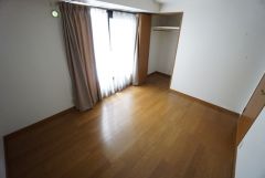 暖かい日差しが差し込む洋室。たっぷり収納できるクローゼット付きでお部屋の中をすっきりと快適に保てます。