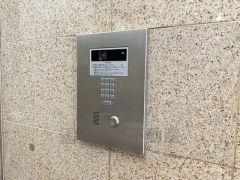 防犯性もばっちり、TVモニター付きインターホン完備。来訪者の顔が見えるので、安心＾＾お子さん1人での留守番時にも活躍しそうです。 