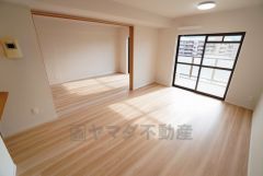 大きな掃き出し窓のあるリビングは、陽光あふれる明るい空間です。ゆったりと寛げる憩いの場となりそうです。