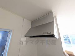 コンロ上には換気扇完備＾＾すぐ横に小窓が設けられているので、換気扇と合わせてWで換気できます＾＾