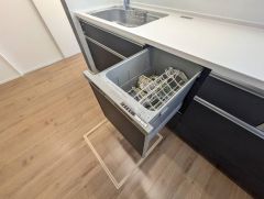 炊事時間を大幅に短縮できる食器洗浄乾燥機付き＾＾食器を洗う手間が減るので家族とのコミュニケーションの時間や自分の時間が増えますね。