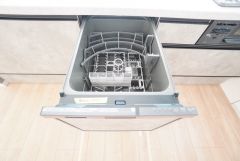 炊事時間を大幅に短縮できる食器洗浄乾燥機付き＾＾食器を洗う手間が減るので家族とのコミュニケーションの時間や自分の時間が増えますね。