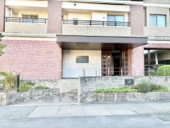 清掃の行き届いたきれいなエントランス。 