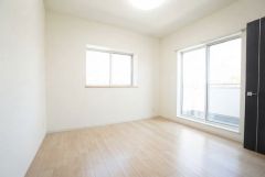 7帖角部屋。 ウォークインクローゼット付き洋室。バルコニーに面しており、明るい陽射しが差し込みます。