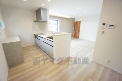 家族が集まる開放的なリビング。思い思いの時間を過ごしたり食事をしたり、素敵な団らんの場になりますね。