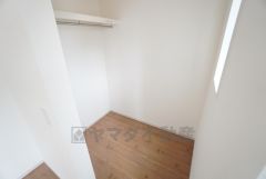 ウォークインクローゼットには扉を付けていないので部屋がより広く感じられますね。 使用頻度が少ないものは枕棚の上に、足元には3段ボックスを置いて、フル活用できますね＾＾