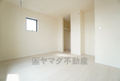 主寝室としてお使いいただけそうなこちらのお部屋は、日当たりが良く、爽やかな風を感じて起きる朝は、快適生活の始まりに。