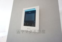 防犯性もばっちり、TVモニター付きインターホン完備。大きなモニターで玄関先を確認できます。録画機能が付いているので不在時の訪問者も確認できて安心です＾＾