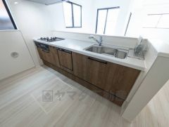 対面式キッチンなのでリビングにいるご家族とコミュニケーションを取りながら洗い物や、お料理が楽しめそうですね＾＾