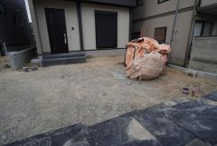 駐車スペースはゆとりある2台分を確保。マイカー用に、お客さま用に、余裕を持ってご利用いただけます。