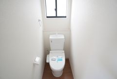 1階2階の2ヶ所にトイレがありますので、忙しい朝にも家族に気を使わず、ゆとりが生まれますね＾＾ 小窓付きで換気する時に便利です＾＾