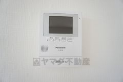 防犯はもちろん、セールスマン対策にもなるモニター付きインターホンです。