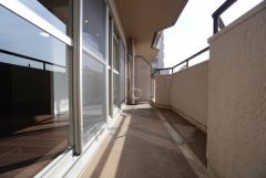 南西面のバルコニーで日当たり良好＾＾ お洗濯やお布団干しはもちろん、日光浴スペースにも＾＾天気のいい日にはお布団もまとめて干せそうですね。