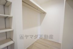 1階にファミリークローク付き＾＾ご家族の衣類や荷物をまとめて収納できます＾＾適切な場所に配置することで生活動線を短くし、家事効率も高まりますね＾＾