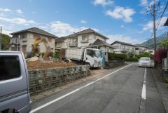 前面道路は東側約4.9ｍの公道に面しています。