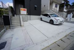 駐車スペースは2台分を確保。マイカー用に、お客さま用に、余裕を持ってご利用いただけます。