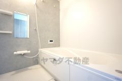 1日の疲れを癒すくつろぎのバスルーム。足を伸ばしてもゆったりと入れるサイズです。お子様と一緒にお風呂に入っても狭くないですね＾＾
