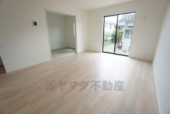 大きな掃き出し窓のあるリビングは、陽光あふれる明るい空間です。ゆったりと寛げる憩いの場となりそうです。