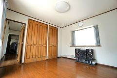 約8帖の洋室も三面採光になります。