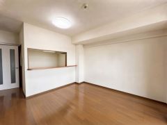 CG加工により小物等を撤去しております。家族が集まる開放的なリビング。思い思いの時間を過ごしたり、家族みんなで食事をしたり、素敵な団らんの場になりますね＾＾