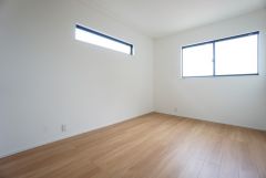 主寝室としてお使いいただけそうなこちらのお部屋は、日当たりが良く、爽やかな風を感じて起きる朝は、快適生活の始まりに。