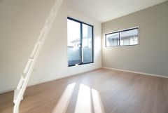 主寝室としてお使いいただけそうなこちらのお部屋は、日当たりが良く、爽やかな風を感じて起きる朝は、快適生活の始まりに。