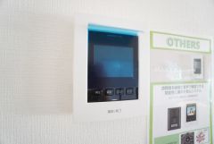 防犯性、セキュリティ対策に安心できるテレビモニター付きインターフォンです。セールスマン対策にもなり安心できます。