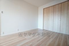 木の温もりがやさしいフローリングとシンプルなクロスです＾＾洋室にはハンガーパイプ付きクローゼットが設けられています＾＾ 