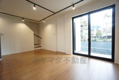 大きな掃き出し窓のあるリビングは、陽光あふれる明るい空間です。ゆったりと寛げる憩いの場となりそうです。