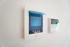 防犯性、セキュリティ対策に安心できるテレビモニター付きインターフォンです。セールスマン対策にもなり安心できます。